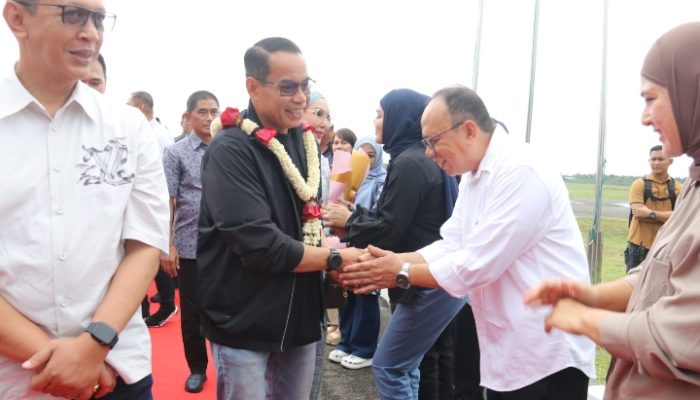 Kapolda Sumatera Selatan Irjen Pol Andi Rian R,Djajadi, S.Ik. MH beserta istri tiba di Bandara Sultan Mahmud Badaruddin II Palembang