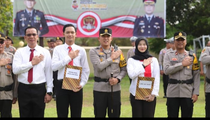 Kapolres Banyuasin Memberikan Piagam Penghargaan kepada 12 Personil yang Berprestasi