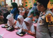 102 Pelajar SDN 19 Makarti Jaya Menerima Makan Sehat Bergizi dari Polres Banyuasin dan Polsek Makarti Jaya
