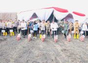 Dipusatkan di Kabupaten Ogan Ilir, Kapolda Sumsel Bersama Pangdam II Sriwijaya Tanam Jagung di Program 1 Juta Hektar