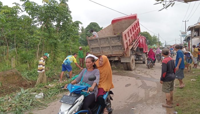 Warga RT 22 Kelurahan Sukajadi Gelar Gotong Royong untuk Jaga Kebersihan Lingkungan