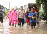 Banjir Rendam Sejumlah Permukiman di Banyuasin, Pemda dan Kapolres Turun Langsung Evakuasi dan Bagikan Sembako