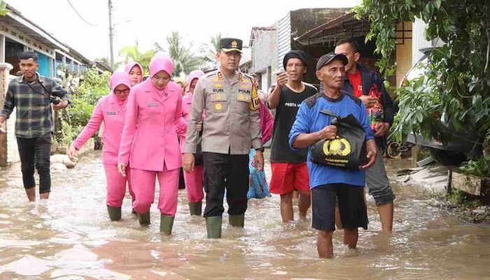Banjir Rendam Sejumlah Permukiman di Banyuasin, Pemda dan Kapolres Turun Langsung Evakuasi dan Bagikan Sembako