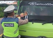 Polres Banyuasin Sosialisasikan dan Pemasangan Stiker Tagline “Mudik Aman, Keluarga Nyaman Serta Hotline 110