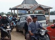 Para Penyebrang Antre di Dermaga Srimenanti Tanjung Lago Banyuasin Penyebrangan Menggunakan Motor Laut Berupa Tongkang