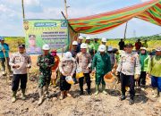 Kapolsek Pulau Rimau Hadiri Penanaman Bibit Jagung di Lahan PT CVA Desa Selat Penuguan