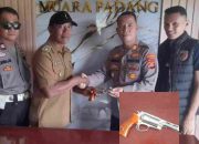 Dukung Ops Senpi 2025, Kades Sidomulyo 20 Serahkan Satu Pucuk Senpira Ke Polsek Muara Padang