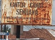 Plang Kantor Camat Sembawa Tak Terurus, Warga Bingung dan Aktivis Banyuasin Soroti Minimnya Kepedulian