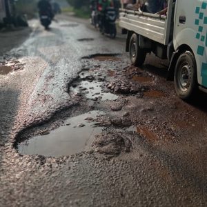 Aktivis Kecam Alokasi Umroh dari Dana Dewan: Jalan Rusak dan Warga Miskin Dibiarkan