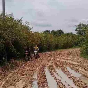 Jalan Penghubung Macang Sakti–Ulak Embacang Rusak Parah, Warga Desak Pemda Segera Bertindak