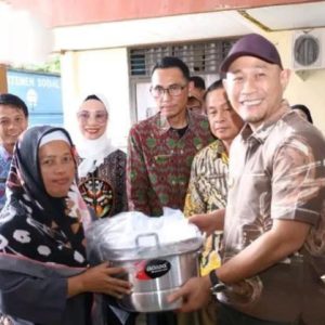 Wali Kota Lubuk Linggau Serahkan 100 Paket Bantuan Usaha Ekonomi Produktif dari Dinas Sosial Provinsi Sumsel
