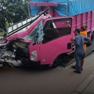Kenek Tewas di Tempat, Truk Hantam Kontainer Mogok di Jalan Soekarno Hatta Palembang