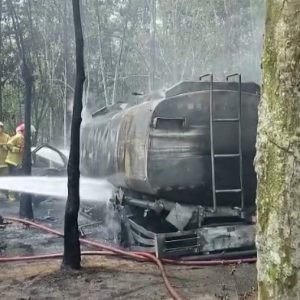 Truk Tangki Bermuatan Solar Terbakar di Perbatasan Palembang–Banyuasin, Sopir Kabur