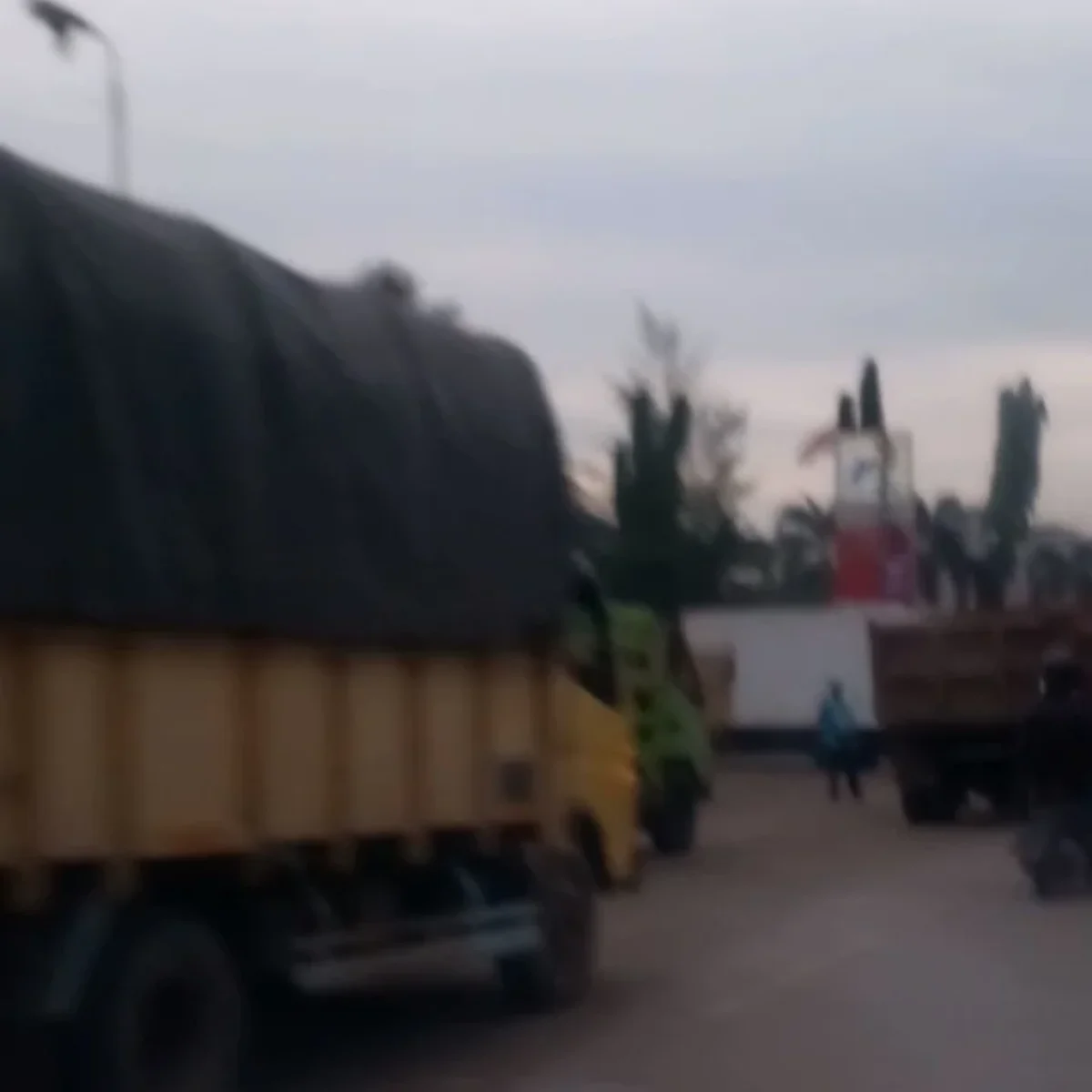 Antrian Truk di SPBU Hegar Baypass Alang-Alang Lebar Picu Kemacetan Parah: Ruko Merugi, Warga Minta Penertiban Tegas