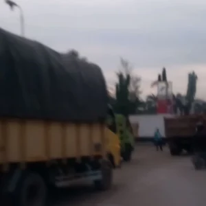 Antrian Truk di SPBU Hegar Baypass Alang-Alang Lebar Picu Kemacetan Parah: Ruko Merugi, Warga Minta Penertiban Tegas