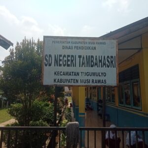 Kepala Sekola Tambahasri  fairin S.pd.Sd tela membagi-BAGI DUIT  kepada LSM 