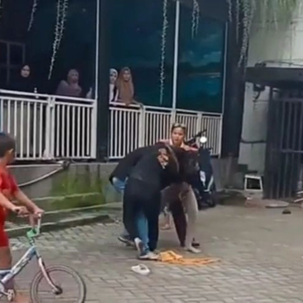 Viral! Video Wanita Diduga Pelakor Dikeroyok di Makassar