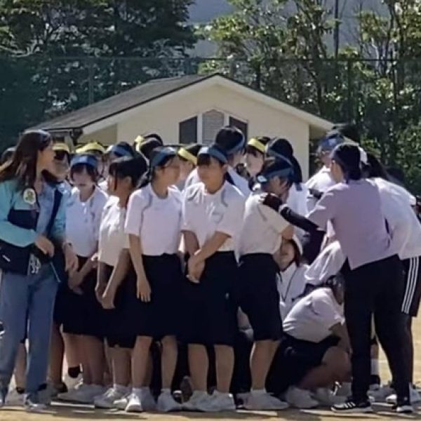 Viral! Para Siswi di Jepang Berkumpul Tutupi Murid Berhijab yang Pingsan