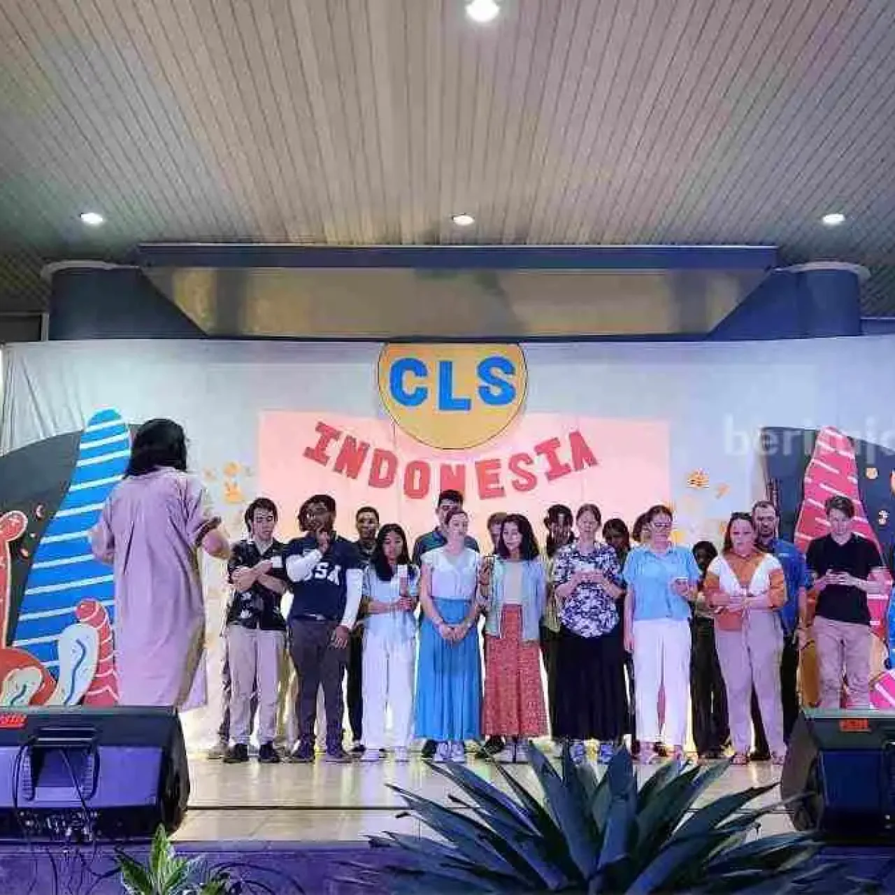 Mahasiswa Amerika Nyanyikan Indonesia Raya Saat Perayaan Fourth of July yang Diadakan CLS UM Malang