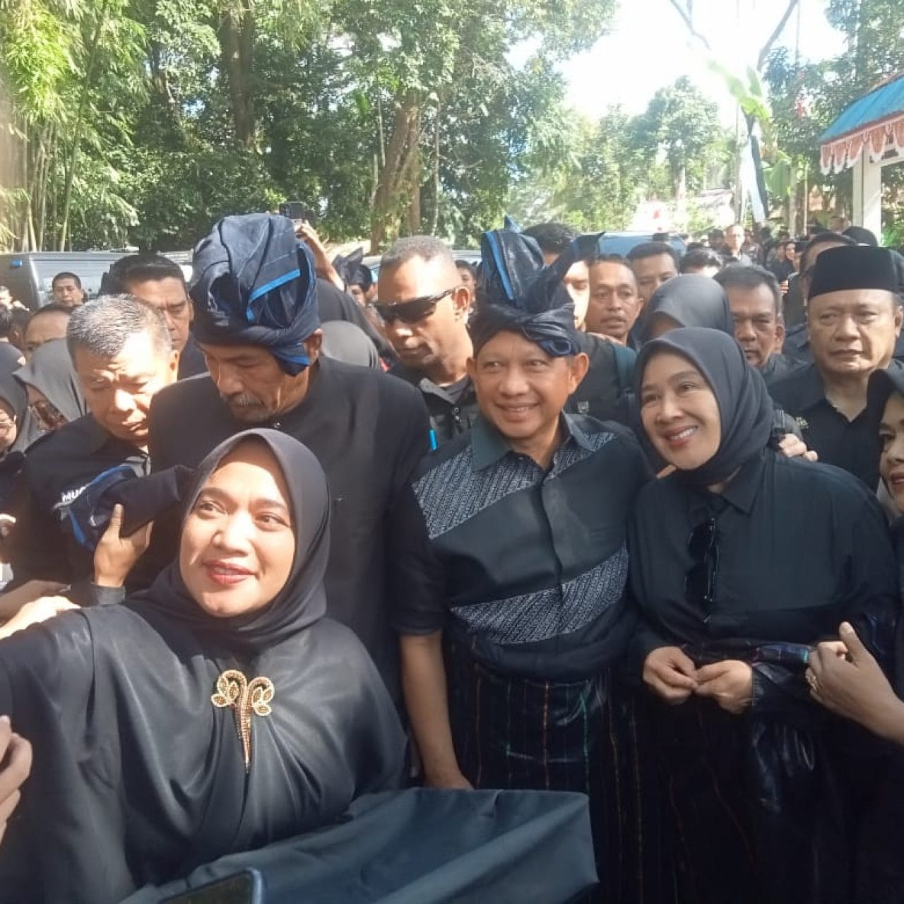 Menteri Dalam Negeri Kenakan Baju Adat Saat Kunjungi Kawasan Adat Amma Toa