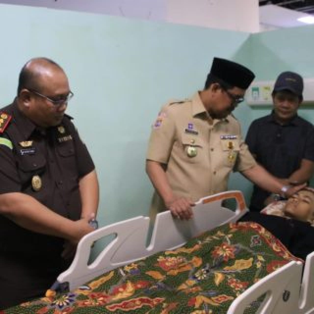 Ketua Kwarcab Gerakan Pramuka Bulukumba Besuk Rombongan Pramuka MTs Guppi Bontomanai di RSUD Sultan Dg Radja