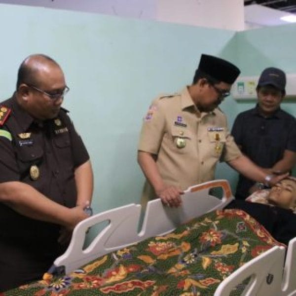 Ketua Kwarcab Gerakan Pramuka Bulukumba Besuk Rombongan Pramuka MTs Guppi Bontomanai di RSUD Sultan Dg Radja