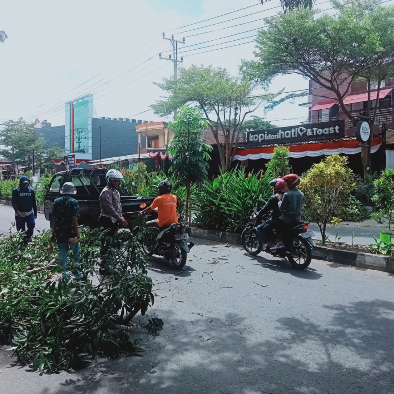 Unit Turjawali Satlantas Polres Bulukumba Gelar Penertiban Lalu Lintas Saat Pemangkasan Pohon di Jalan Samratulangi