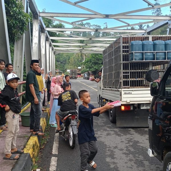 Masyarakat Sekitar Jembatan Sungai Appareng Sinjai Bagi-bagi Takjil kepada Pengendara yang Melintas
