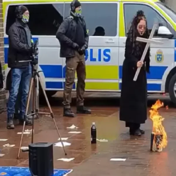 Mengaku Aktivis Kristen, Wanita di Swedia Bakar Al-Qur’an Sambil Melambaikan Salib di Atasnya