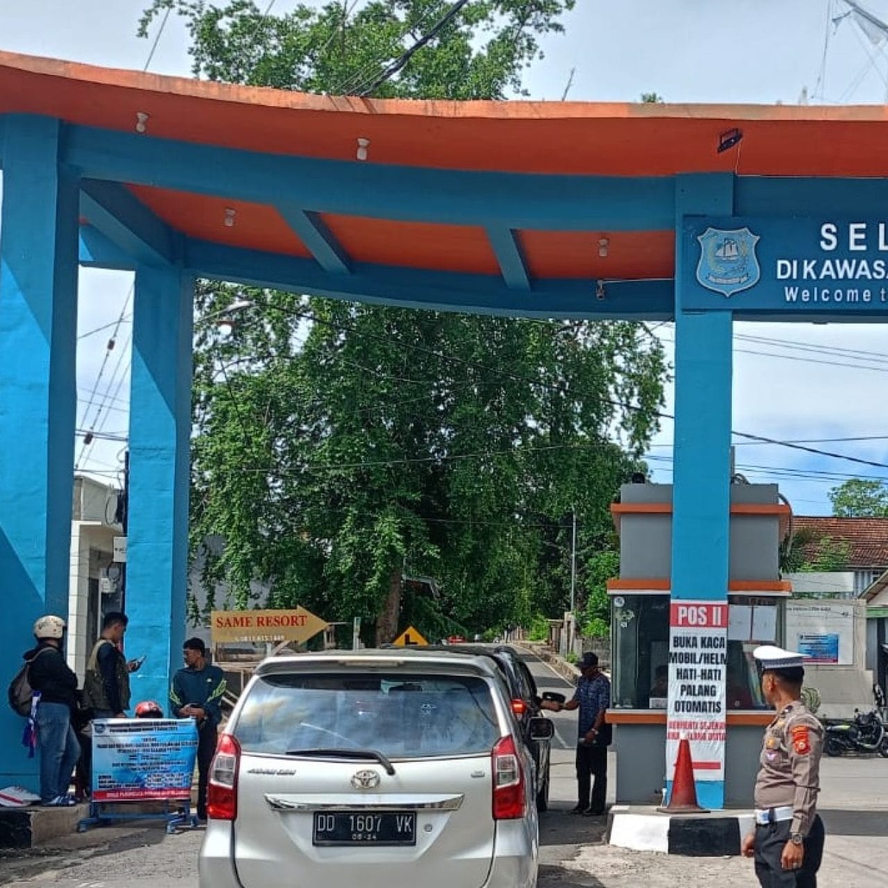 Wakapolres dan Kasatlantas Polres Bulukumba Turun Langsung Memantau Lalu Lintas di Tanjung Bira yang Diserbu Wisatawan