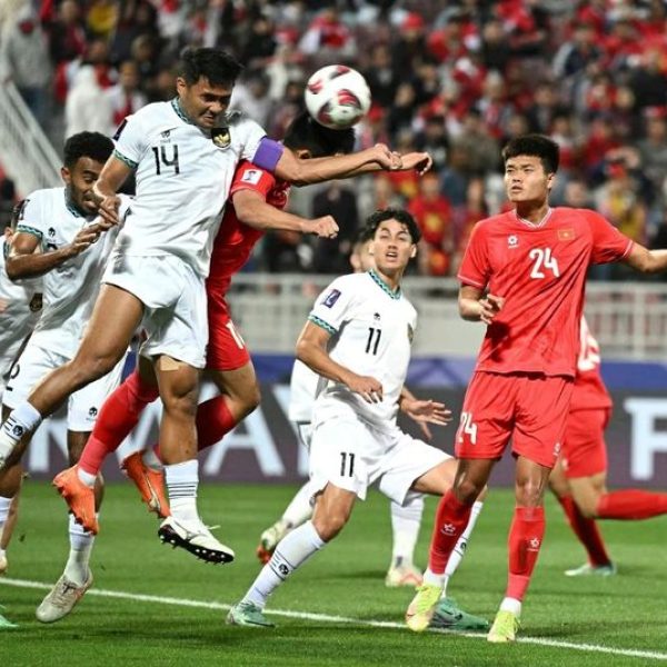 Dalam pertandingan melawan Uzbekistan, wasit Shen Yinhao dihujat karena dianggap telah merugikan Timnas Indonesia U-23.
