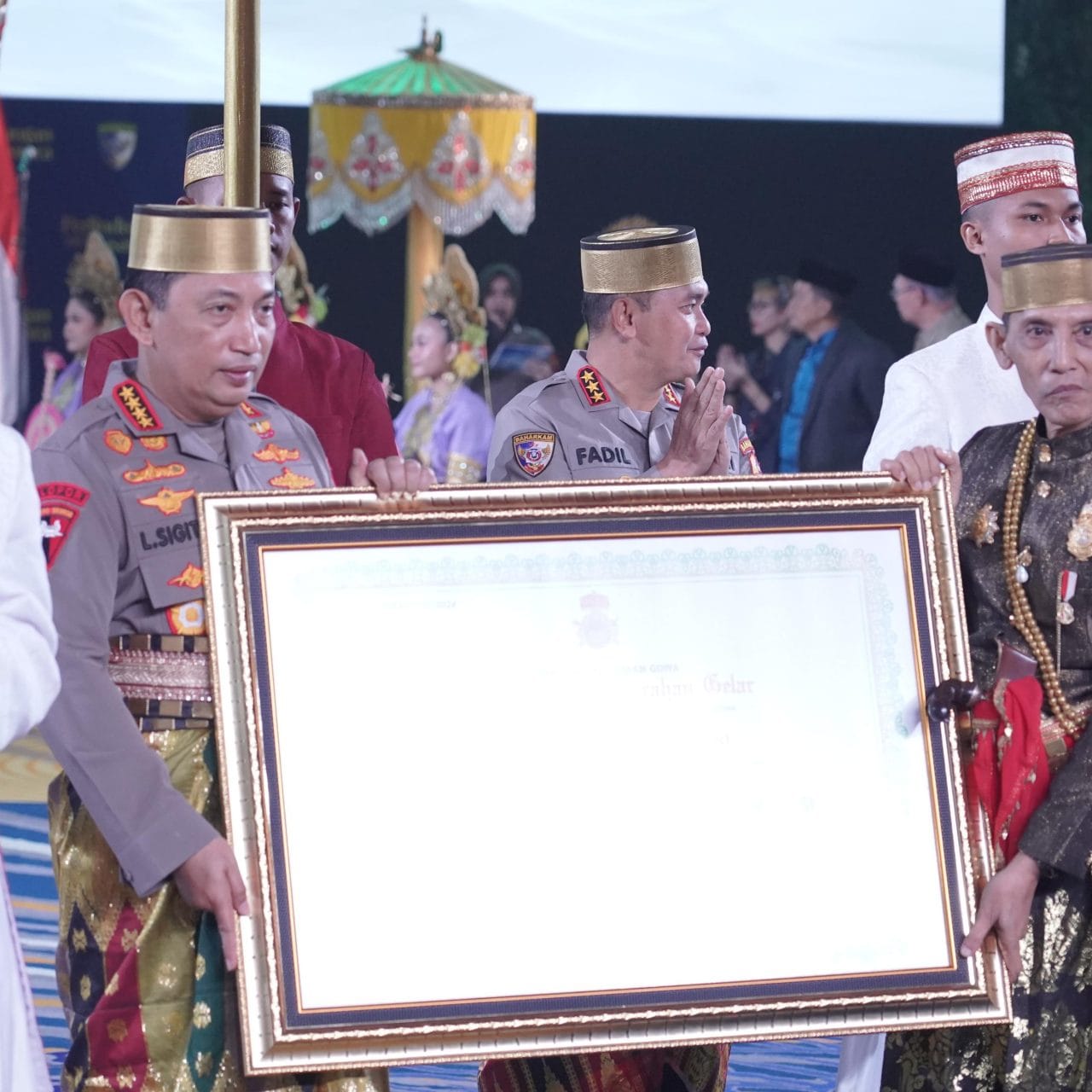 Kapolri Dianugerahi Gelar Karaeng dan Pusaka Supakala oleh Dewan Adat dan Kerajaan di Sulawesi Selatan