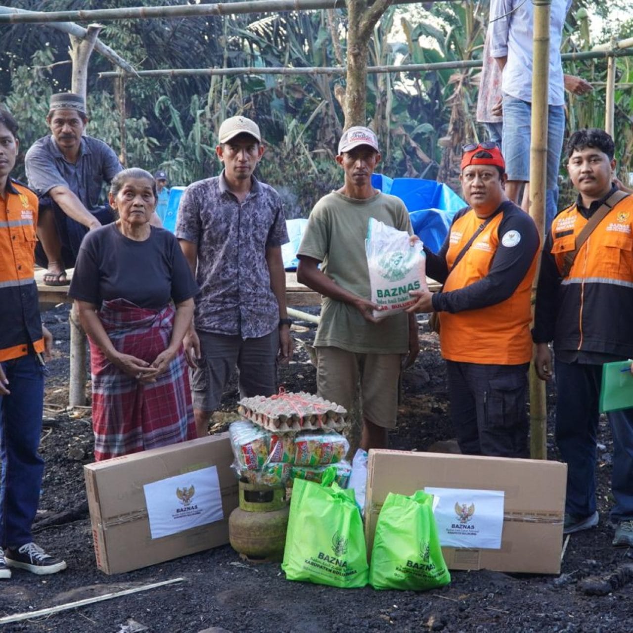 Baznas Bulukumba Salurkan Bantuan untuk Korban Kebakaran Sekaligus Bangun Hunian Darurat