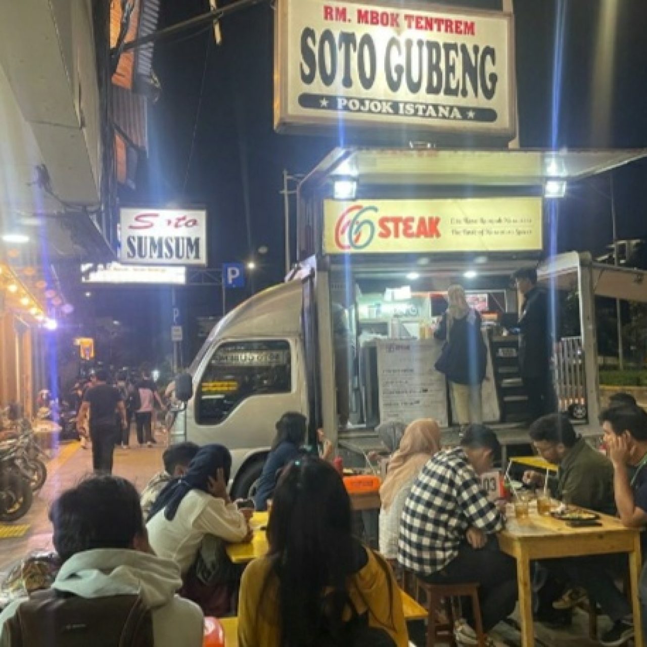 Steak Daging Sapi dan Daging Ayam Menu Khas Kuliner Malam Kawasan Juanda, Jakarta Pusat