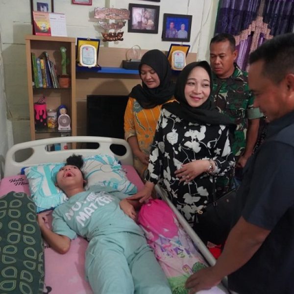 Pangdam I/BB Beserta Keluarga Kunjungi Rumah Penyandang Disabilitas di Asrama Beringin Korem 022/PT