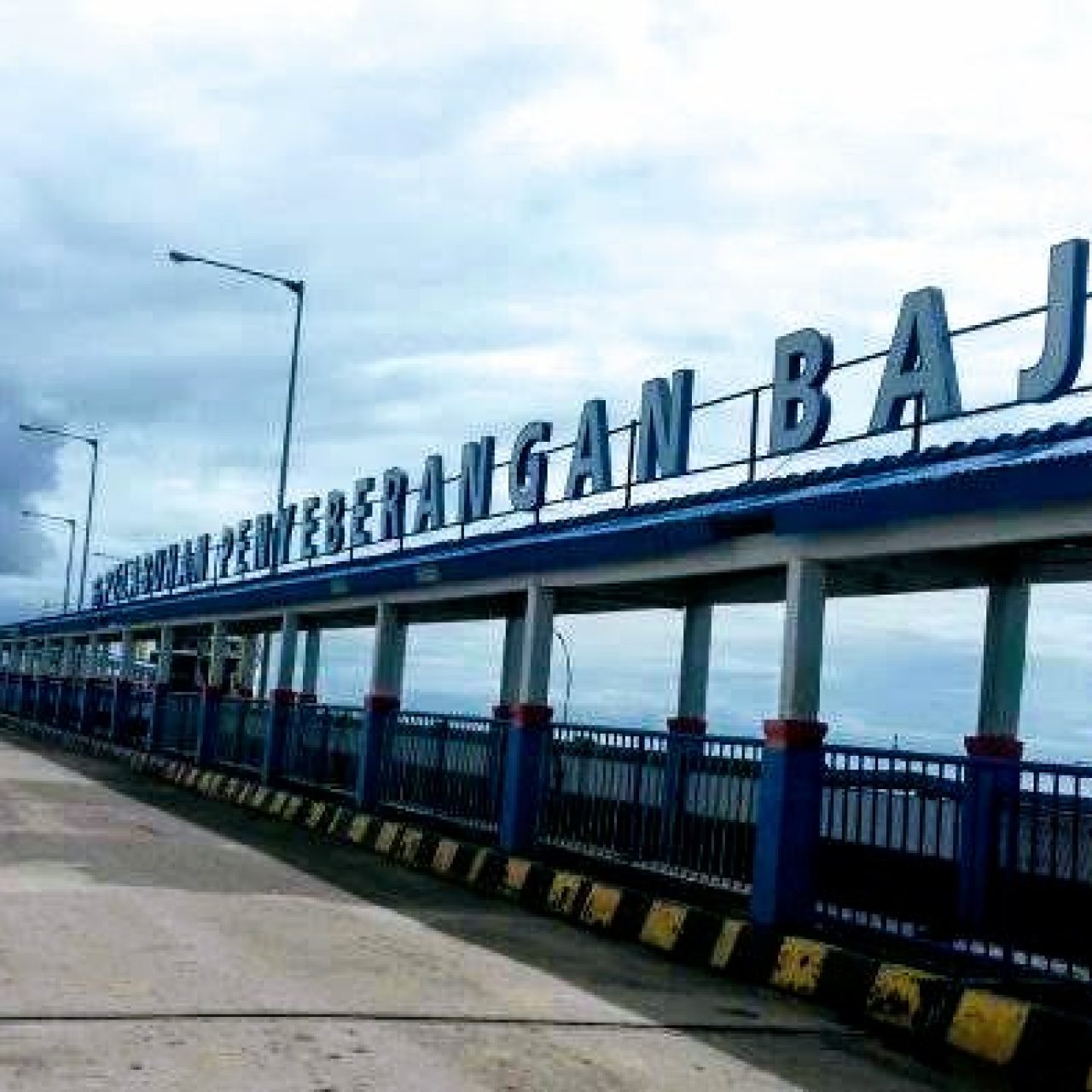 Pasutri Serta 2 Anak Kecilnya Dipaksa Turun Lewat Samping KMP Kota Muna di Pelabuhan Bajoe