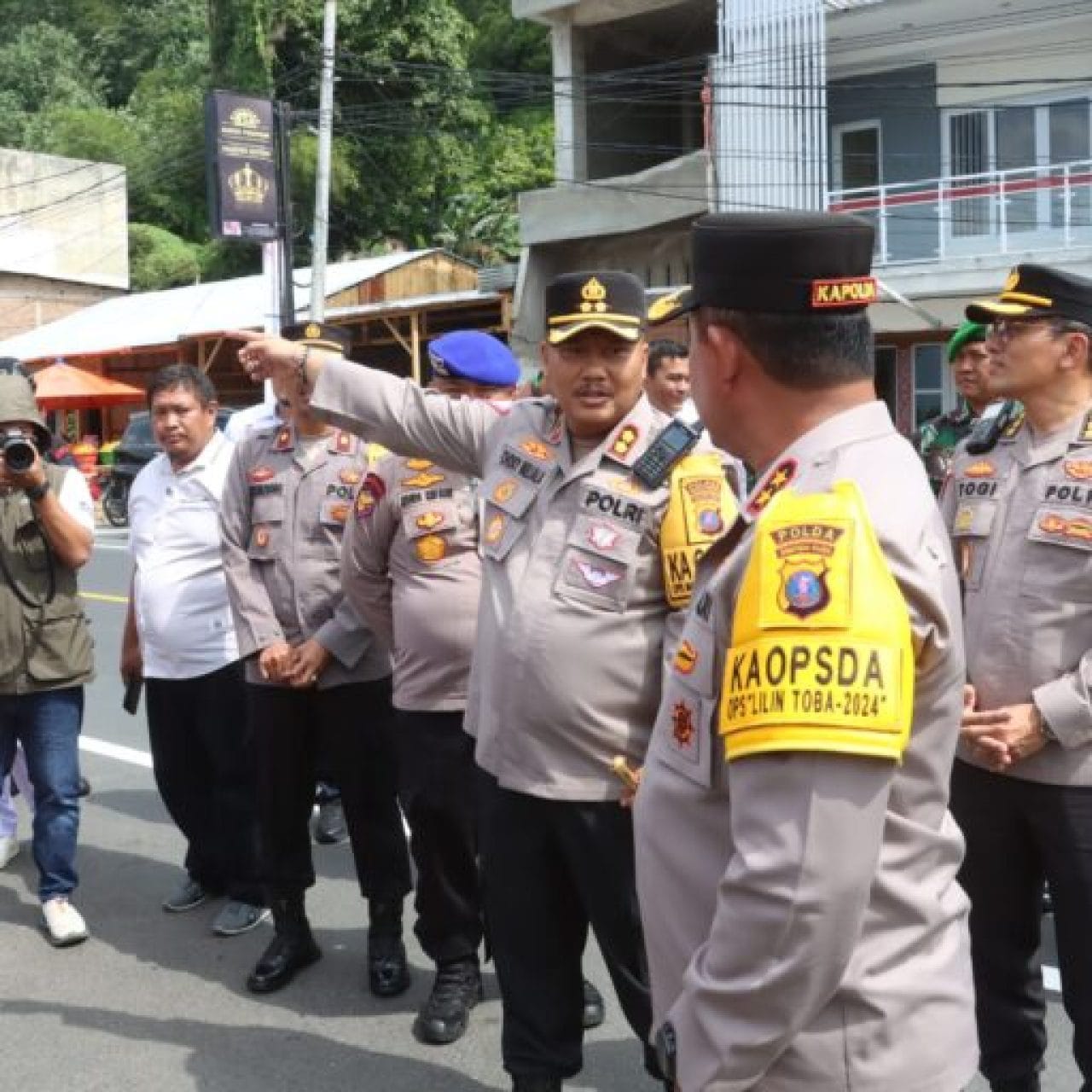 Kapolres Simalungun Dampingi Kapolda Sumut Tinjau Pos Pelayanan Operasi Lilin Toba 2024 di Parapat