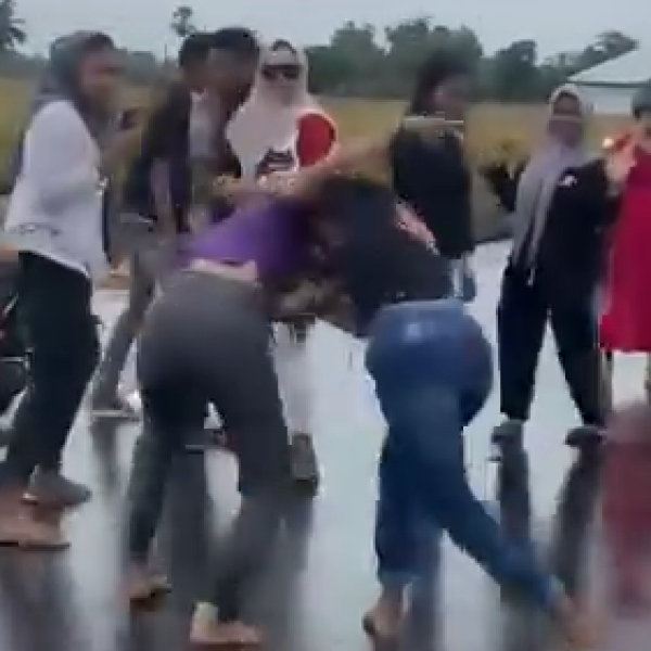 Viral Dua Remaja Perempuan Adu Jambak, Belasan Temannya Hanya Menonton Sambil Bersorak