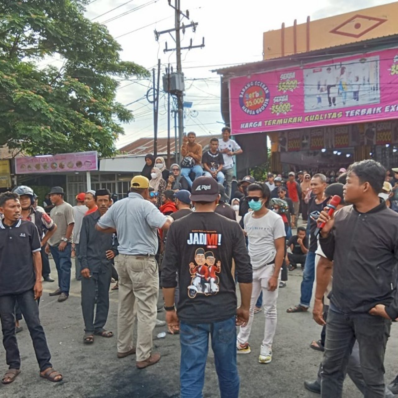 Kantor Bawaslu Bulukumba Digeruduk dan Dilempari Kotoran Sapi, Ratusan Massa Tuntut Kejelasan