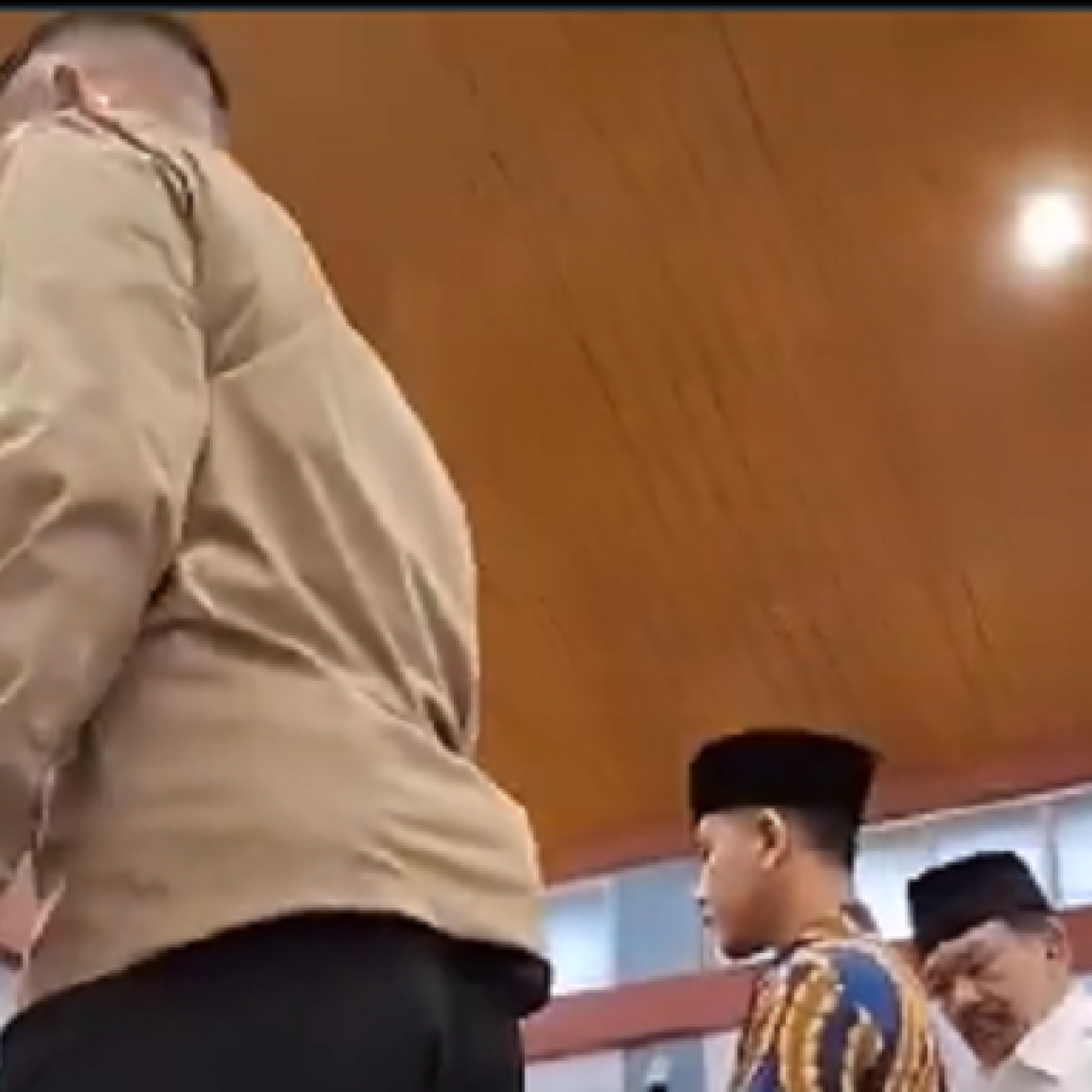 Viral Video Pengawal Gibran Usir Jamaah di Saf Depan Saat Akan Salat