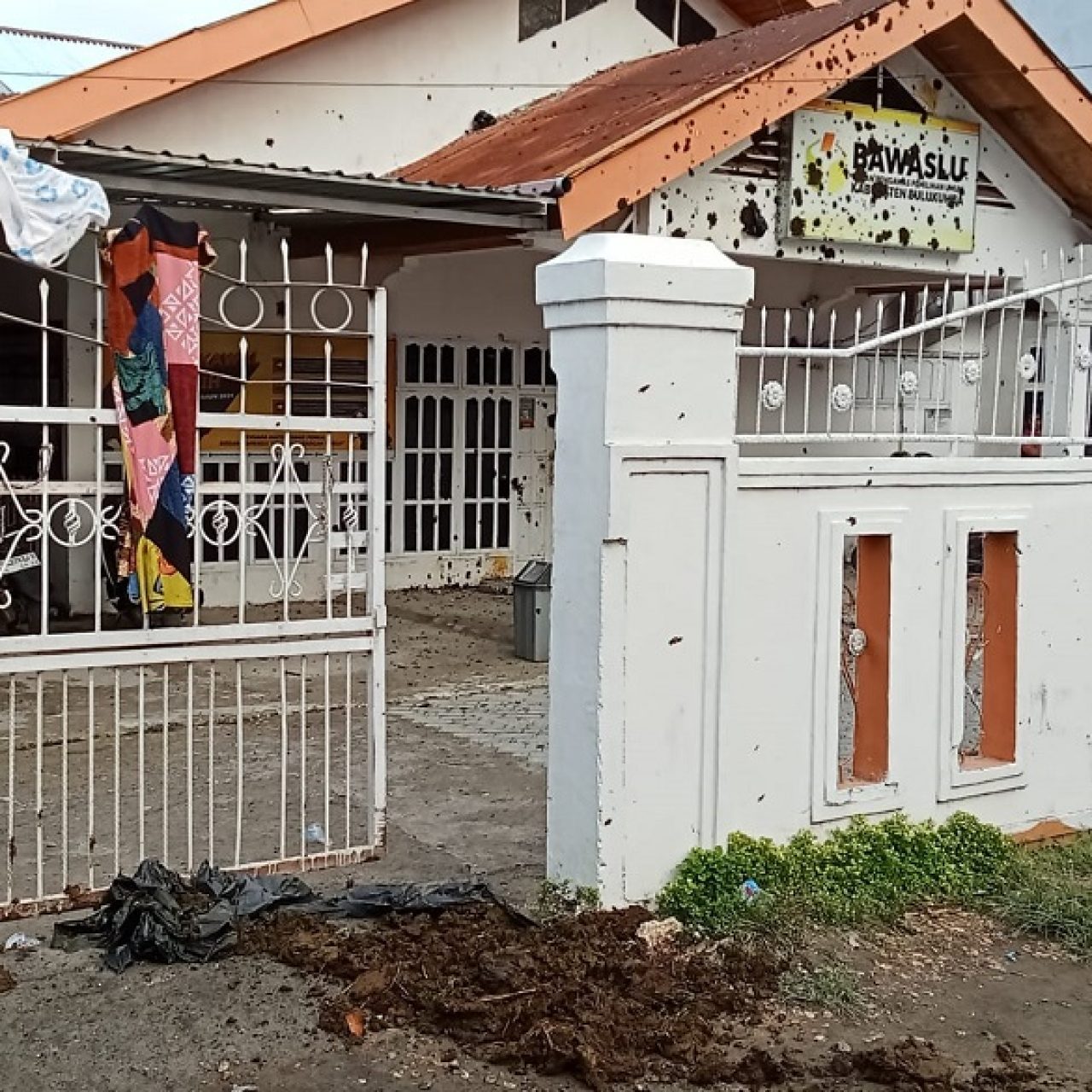 Kantor Bawaslu Bulukumba Digeruduk dan Dilempari Kotoran Sapi, Ratusan Massa Tuntut Kejelasan