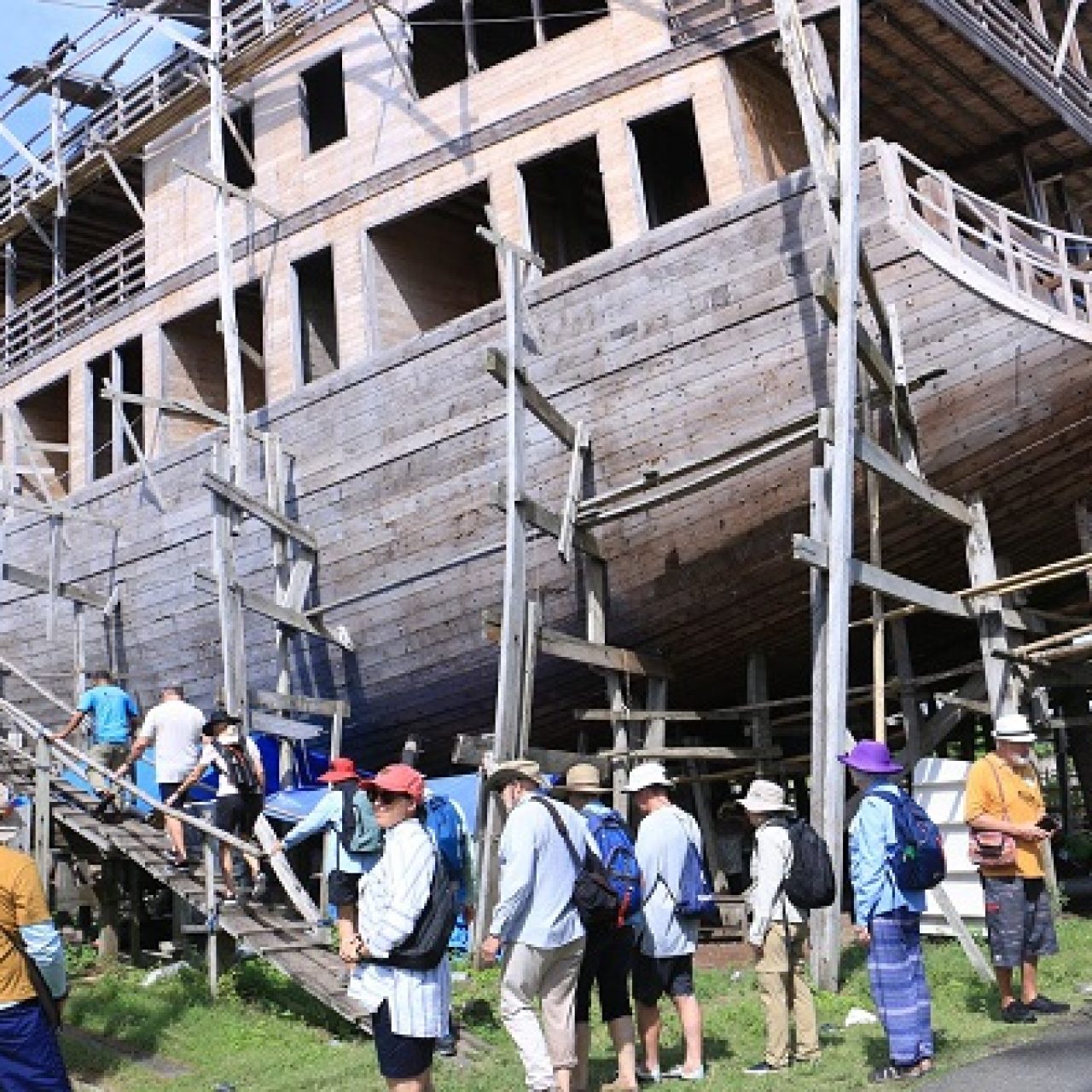 70 wisatawan Asing yang Tiba di Tanah Beru Terpukau dengan Pembuatan Kapal Pinisi