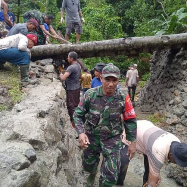 Prajurit Koramil Piru Gotong Royong Pembangunan Jembatan Air Manguru di Kabupaten Seram