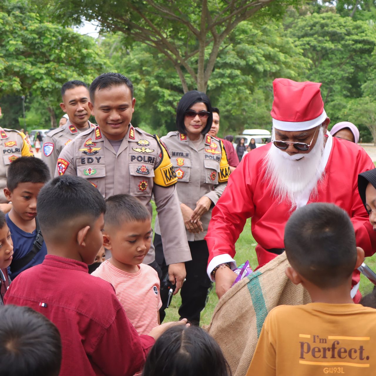Kapolres Pesawaran Gandeng Sinterklas Sapa Anak-Anak dan Berbagi Jajanan di Wisata Pantai Pesawaran
