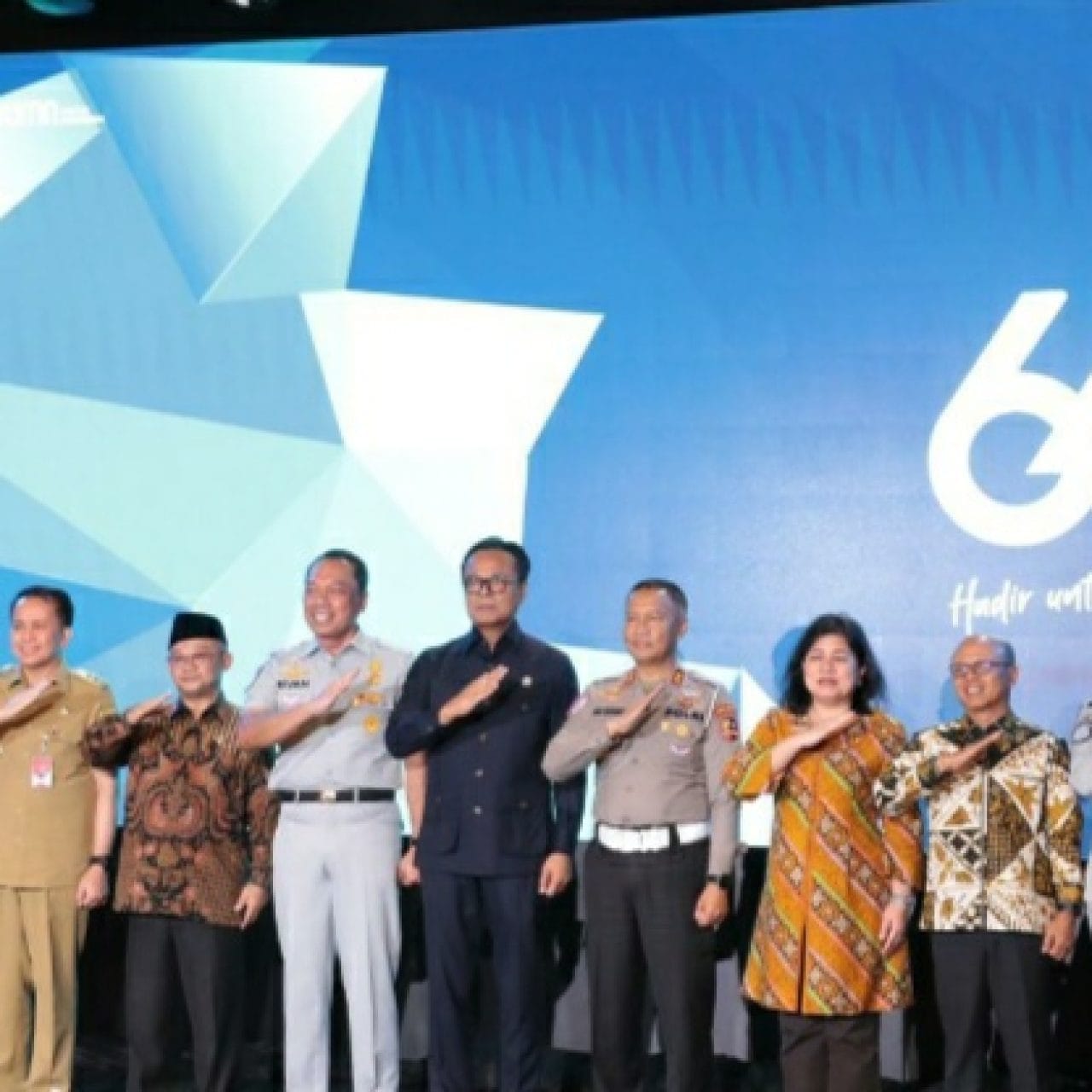 Dirjen Bina Keuangan Daerah Kemendagri Agus Fatoni Terima Penghargaan dan PIN Emas dari Menteri BUMN