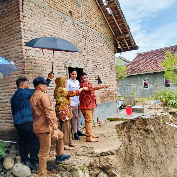 Anggota DPRD Provinsi Lampung dan Camat Marga Punduh Didampingi Kepala Desa Umbul Limus Tinjau Lokasi Banjir