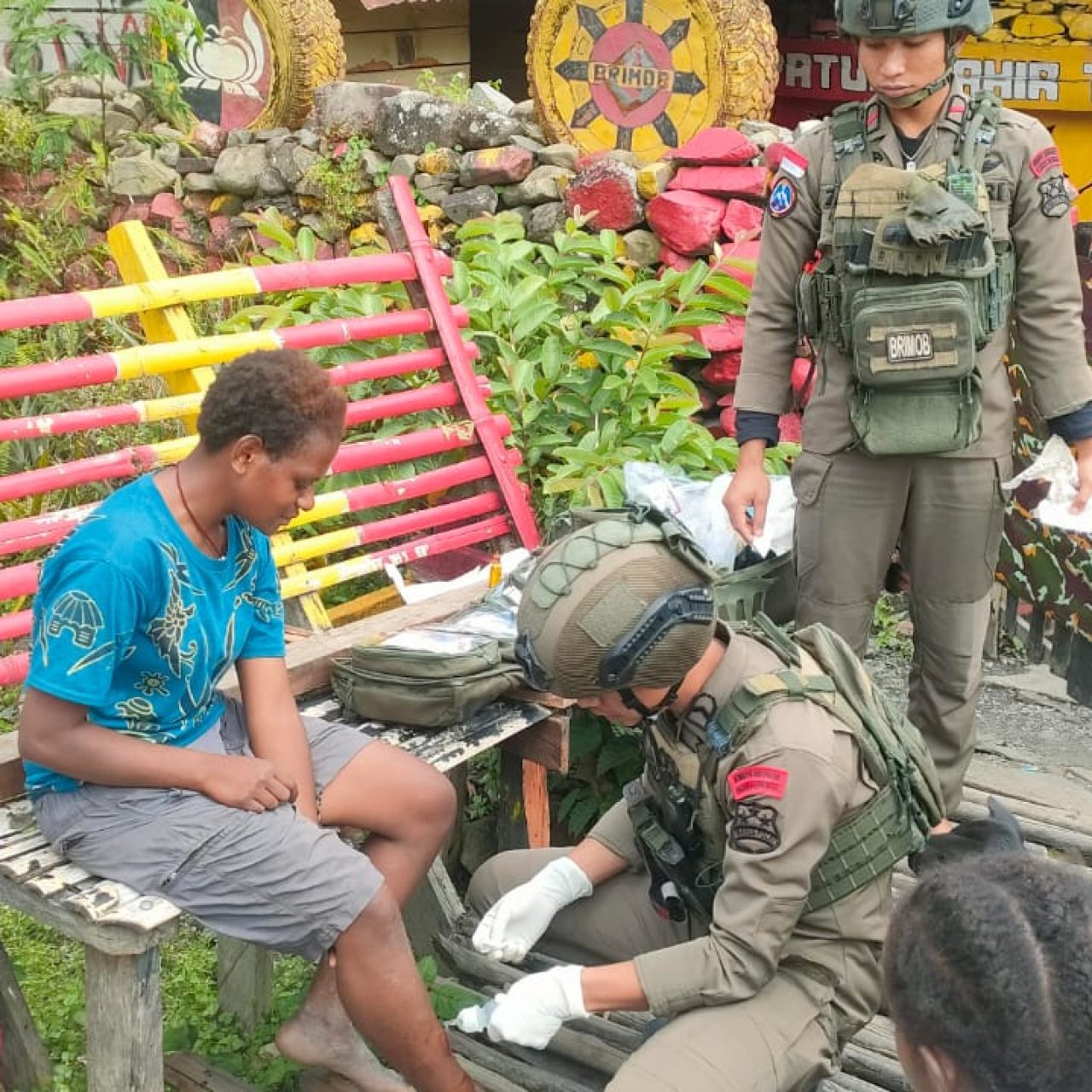 Tim Medis Satgas Ops Damai Cartenz Berikan Pelayanan Kesehatan bagi Warga Puncak Jaya