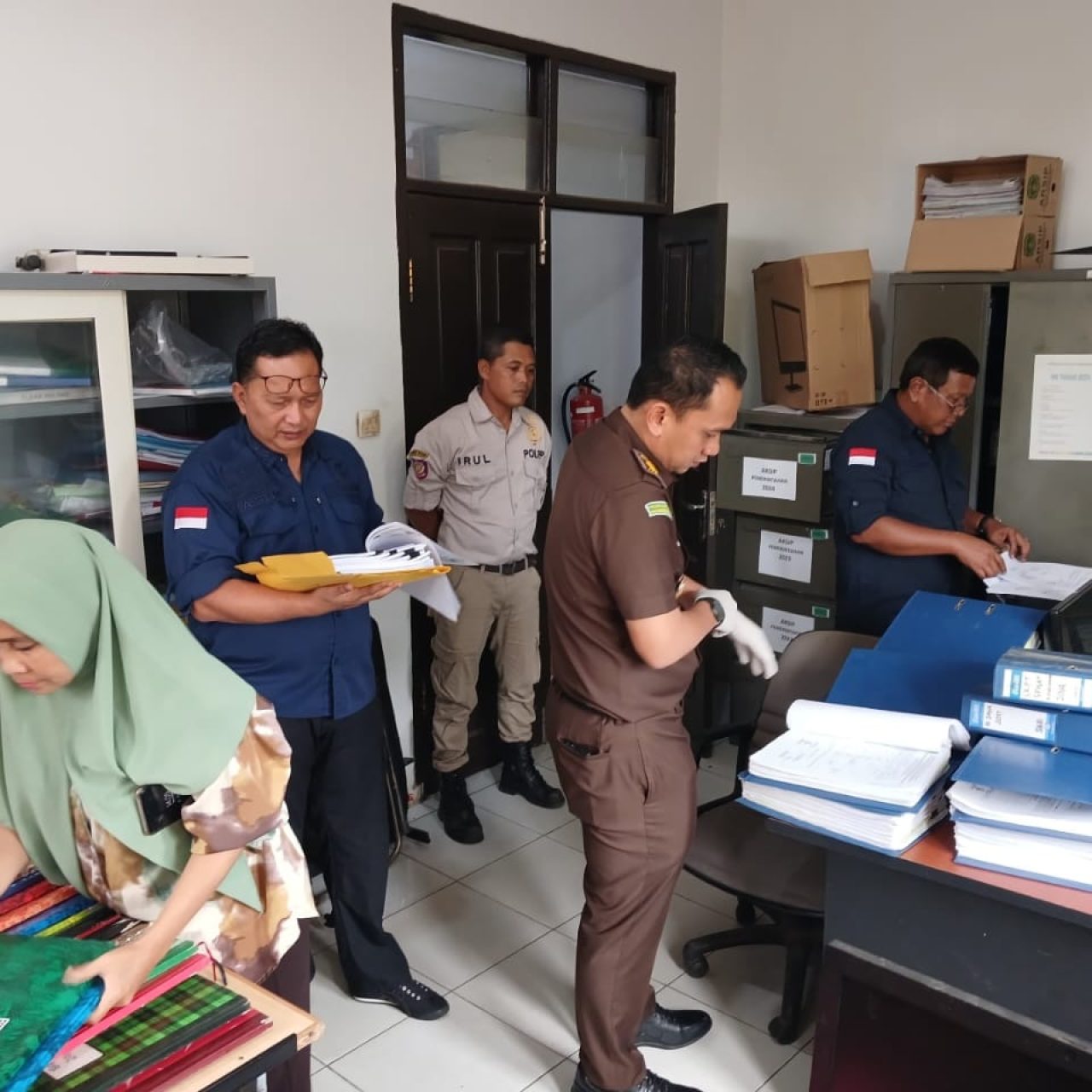 Tim Penyidik Kejati Kaltim Geledah Kantor Camat Tenggarong Seberang Kabupaten Kutai Kartanegara