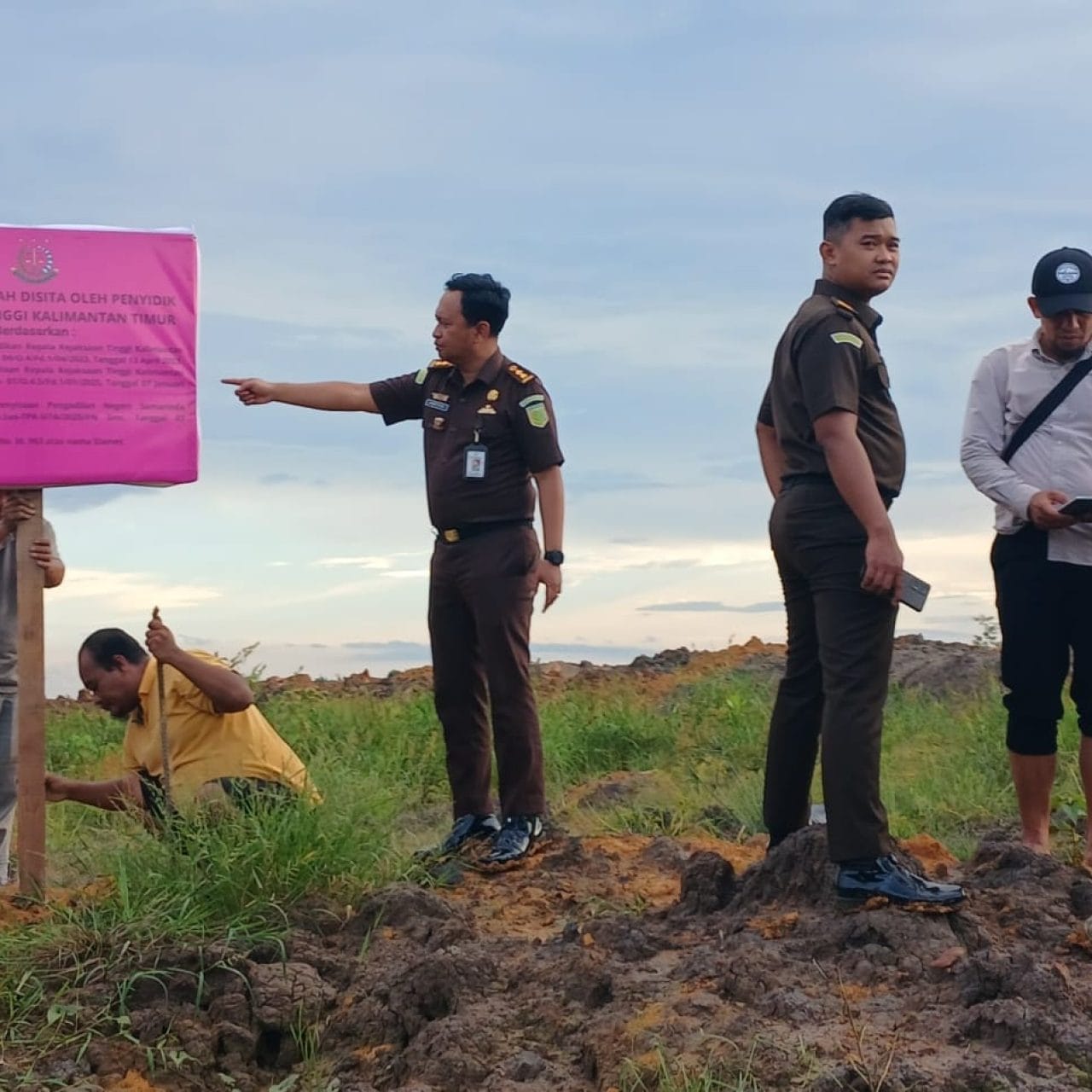 Kejati Kaltim Kembali Melakukan Pemeriksaan Saksi Dan Penyitaan Barang Bukti Terkait Tindak Pidana Korupsi Dilingkungan Perusahaan Daerah Pertambangan Bara Kaltim Sejahtera (BKS) Tahun 2017 s/d 2020