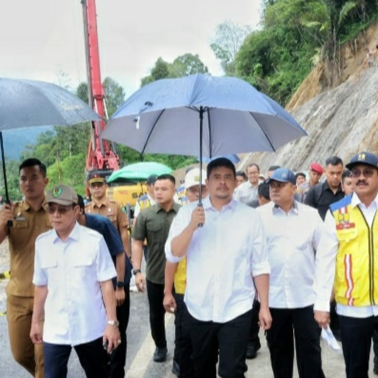 Tinjau Perbaikan Ruas Jalan Nasional Batu Jomba, Bobby Nasution Minta Jalur Aman Dilalui Pemudik